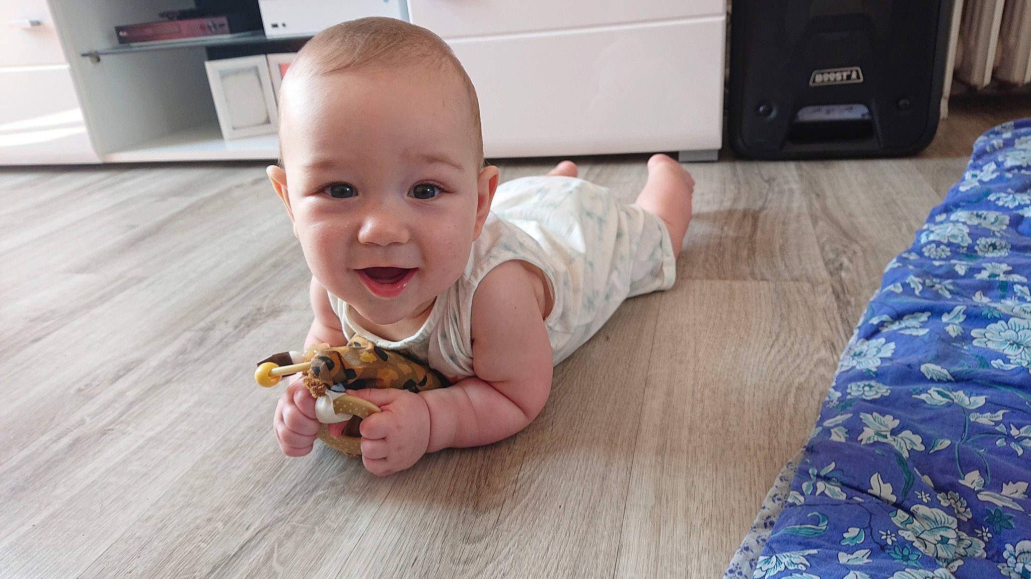 Ecko a rejoint le concours — aidez-le/la à gagner de superbes lots ! baby, baby_toddler_clothing, child, eye, finger, floor, flooring, foot, fun, happy, head, home_appliance, iris, joy, mouth, nose, person, skin, smile, thumb