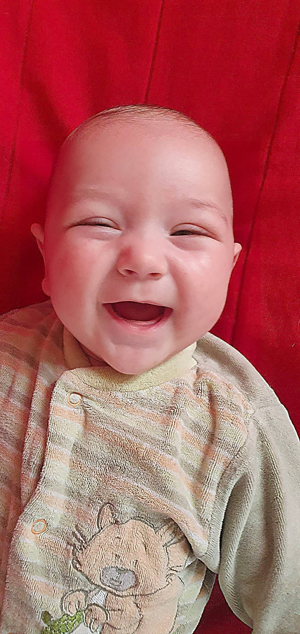 Ecko participe au concours pour gagner de l'argent avec cette photo : baby, baby_toddler_clothing, cheek, comfort, eye, eyebrow, face, happy, iris, jaw, lip, mouth, nose, person, pink, skin, sleeve, smile, toddler, tongue
