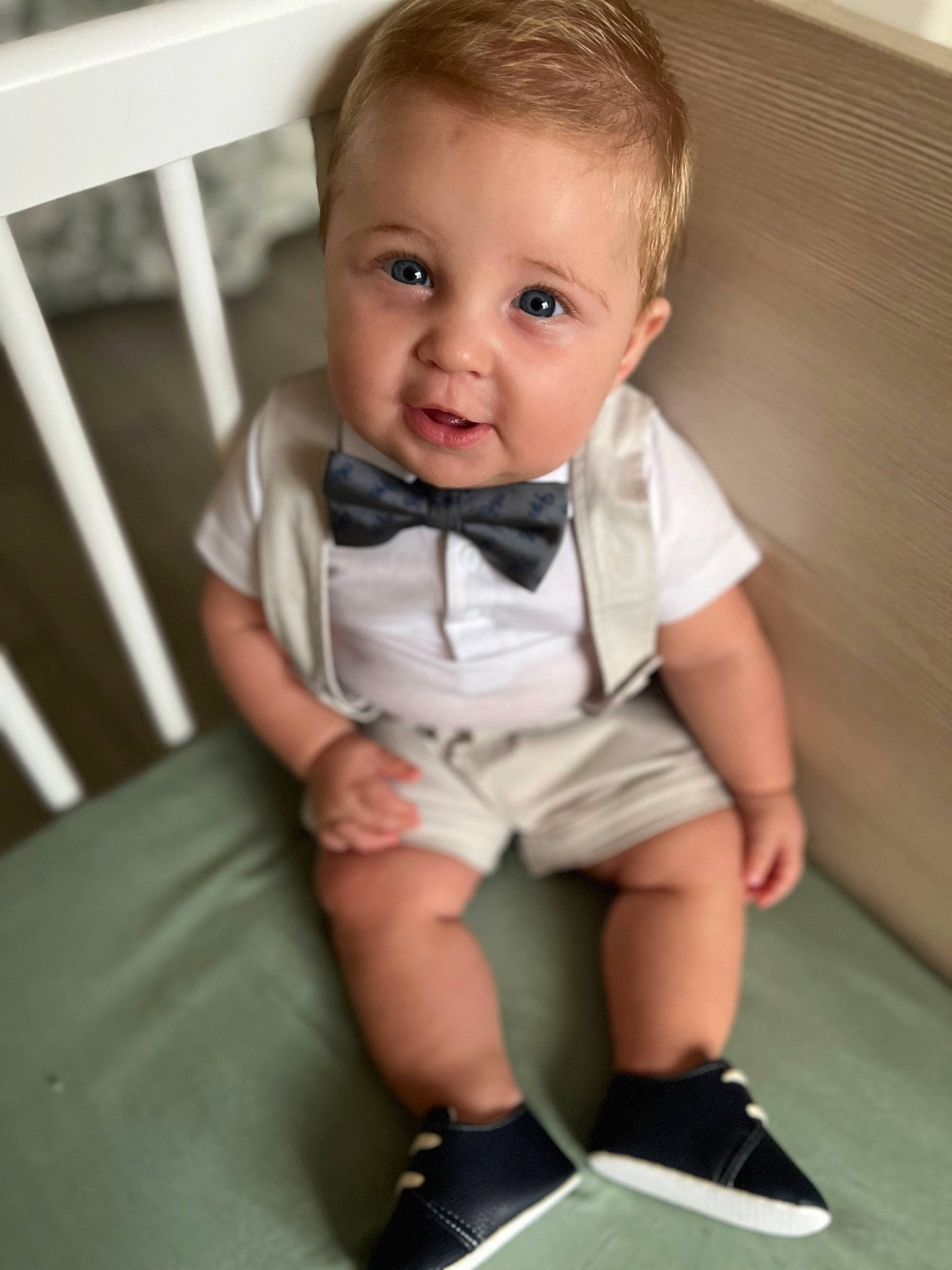 Swan participe au concours pour gagner de l'argent avec cette photo : baby, baby_products, baby_toddler_clothing, cheek, child, comfort, eyelash, face, flash_photography, hair, happy, head, knee, person, sitting, skin, sleeve, smile, t_shirt, toddler