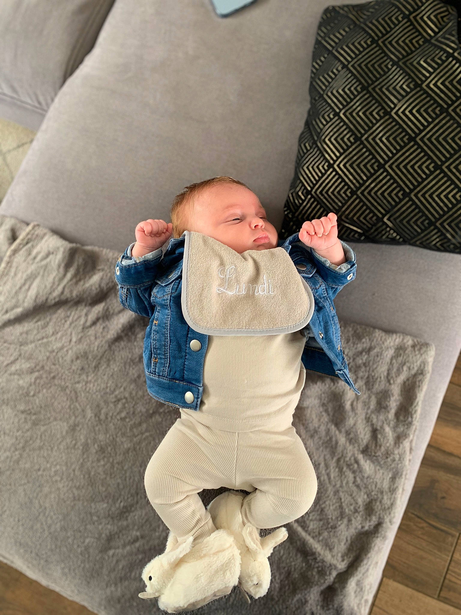 Swan participe au concours pour gagner de l'argent avec cette photo : baby, baby_products, baby_sleeping, baby_toddler_clothing, chair, child, comfort, flooring, foot, human_leg, knee, linens, pattern, person, sitting, sleeve, sock, textile, thigh, toddler