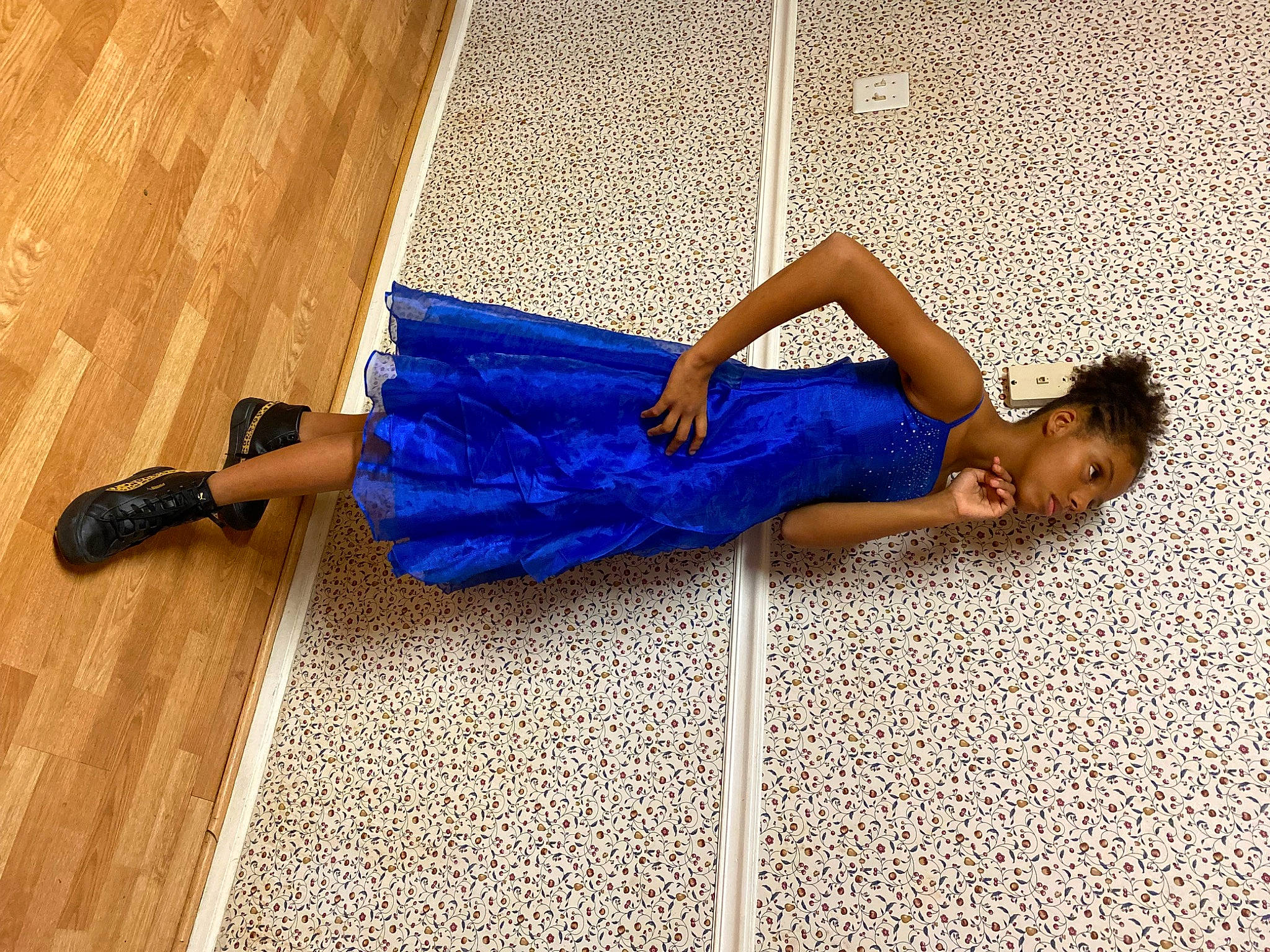 Malia is registered to the contest to win money with this photo: calf, comfort, denim, elbow, electric_blue, floor, flooring, human_body, human_leg, jeans, joint, knee, leg, leisure, person, shoulder, textile, thigh, trunk, waist