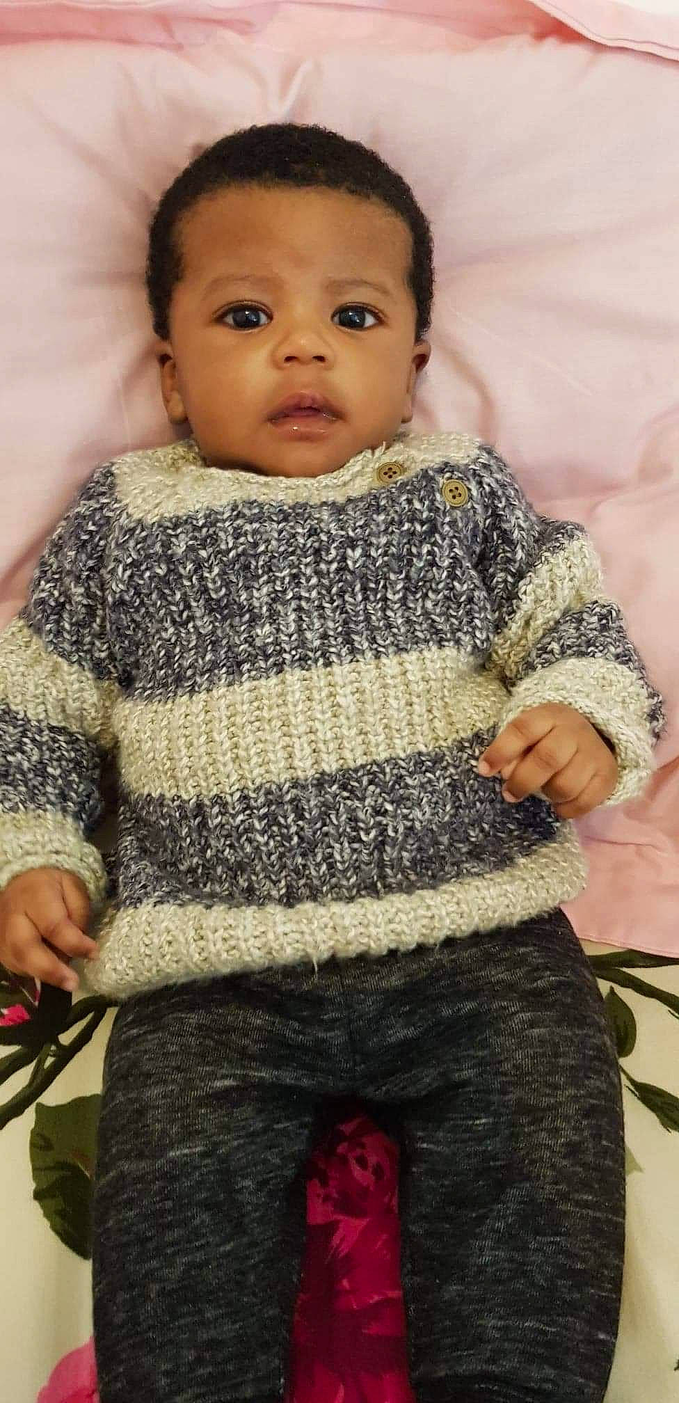 Ibrahim a rejoint le concours — aidez-le/la à gagner de superbes lots ! art, baby, baby_toddler_clothing, black, cheek, child, comfort, creative_arts, eye, face, flooring, happy, head, pattern, person, photograph, skin, sleeve, toddler, wool