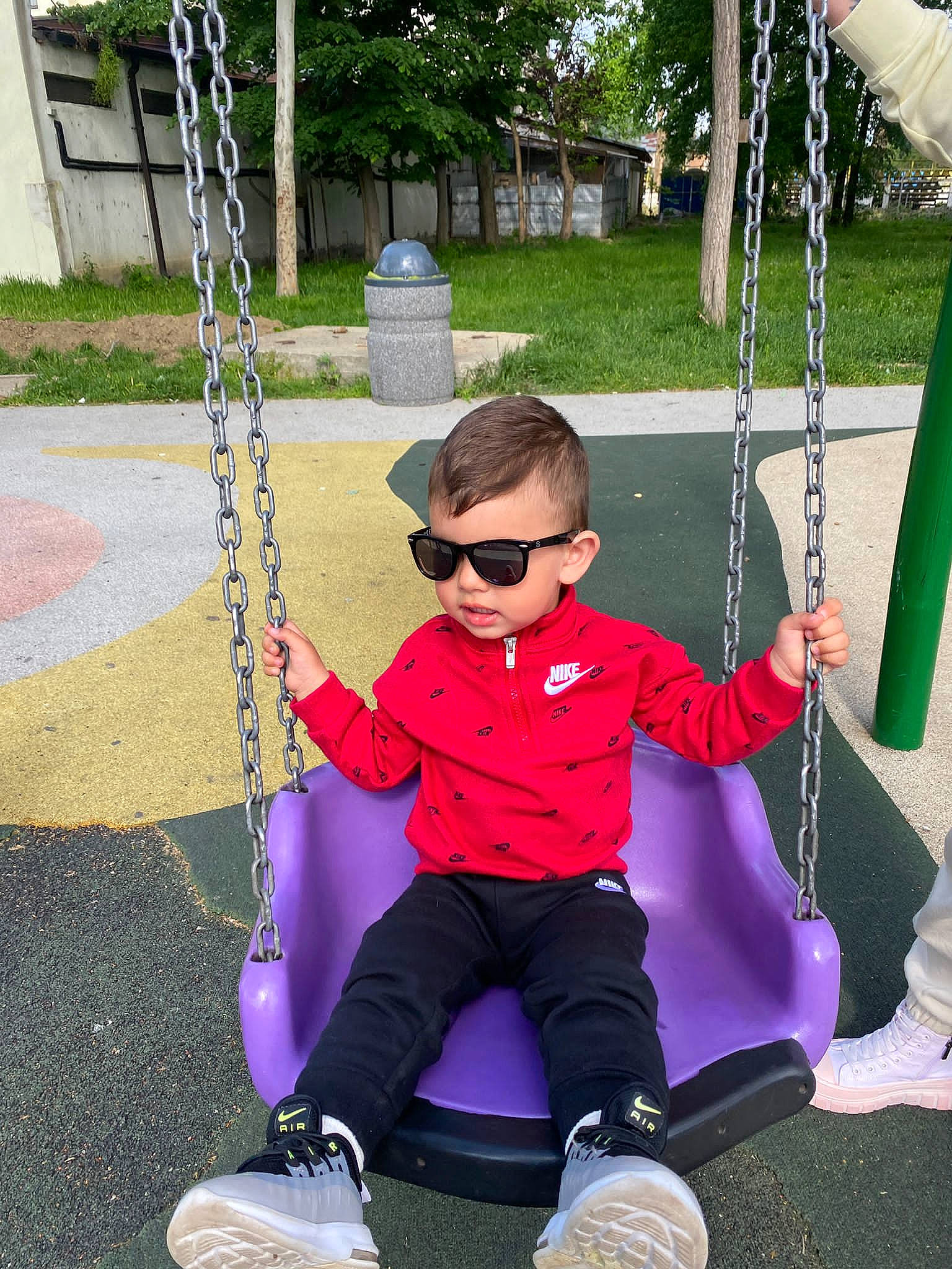 Fabian a rejoint le concours — aidez-le/la à gagner de superbes lots ! black, city, cool, eyewear, fun, goggles, grass, green, leisure, people, person, plant, playground, recreation, snapshot, summer, sunglasses, swing, toddler, tree