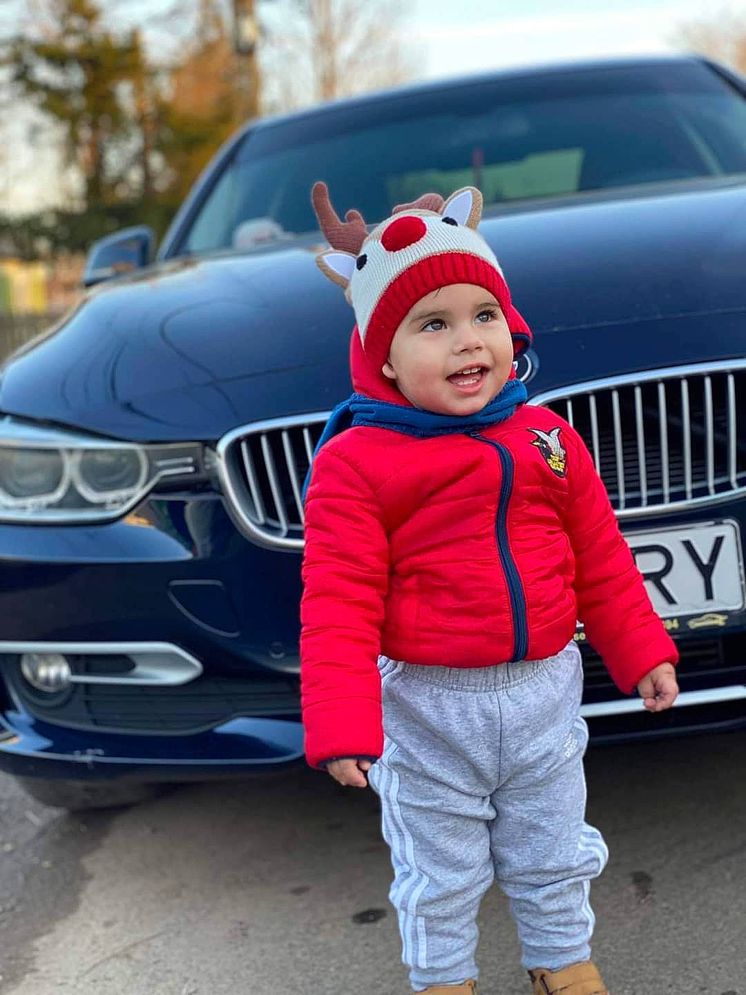 Fabian a rejoint le concours — aidez-le/la à gagner de superbes lots ! alloy_wheel, automotive_design, automotive_exterior, automotive_lighting, automotive_tire, bumper, car, grille, headlamp, headwear, hood, joy, land_vehicle, motor_vehicle, person, personal_luxury_car, plant, rim, tire, vehicle