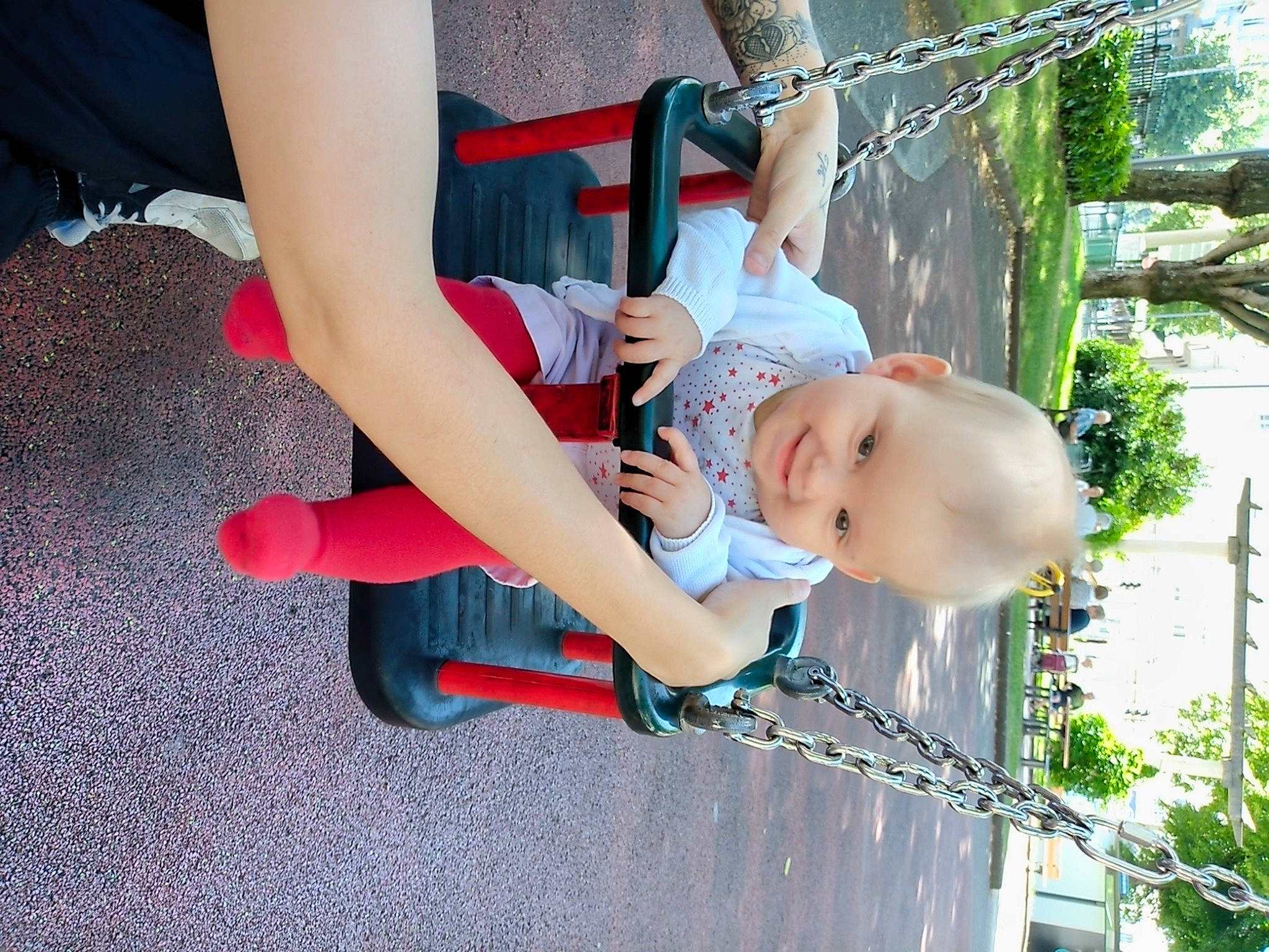 Thallya participe au concours pour gagner de l'argent avec cette photo : baby, baby_toddler_clothing, carmine, child, dress, event, fun, grass, happy, human_leg, joint, joy, knee, leisure, people_in_nature, person, plant, sandal, sock, thigh