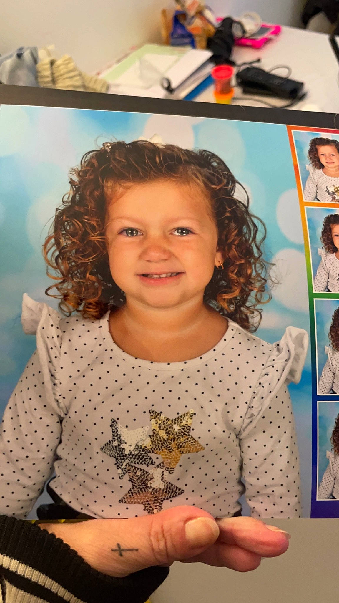 Serena a rejoint le concours — aidez-le/la à gagner de superbes lots ! adaptation, art, beauty, cheek, child, design, event, facial_expression, fun, gesture, hairstyle, happy, iris, joy, organ, person, photograph, skin, sleeve, smile