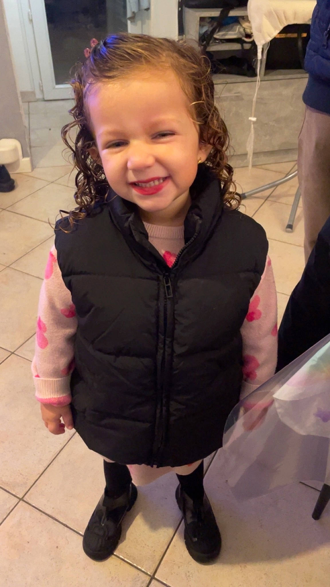 Serena participe au concours pour gagner de l'argent avec cette photo : blond, cheek, child, face, flooring, fun, hair, hairstyle, happy, hood, iris, joy, people, person, photograph, pink, skin, sleeve, smile, snapshot