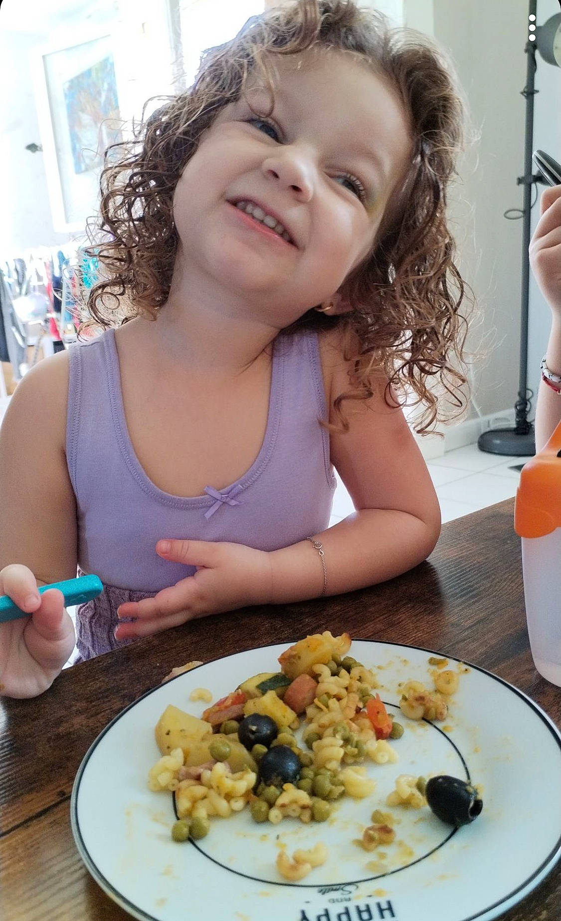 Serena participe au concours pour gagner de l'argent avec cette photo : breakfast, chair, child, comfort_food, cuisine, dish, event, food, food_craving, fried_food, happy, ingredient, joy, junk_food, person, plate, recipe, smile, staple_food, table