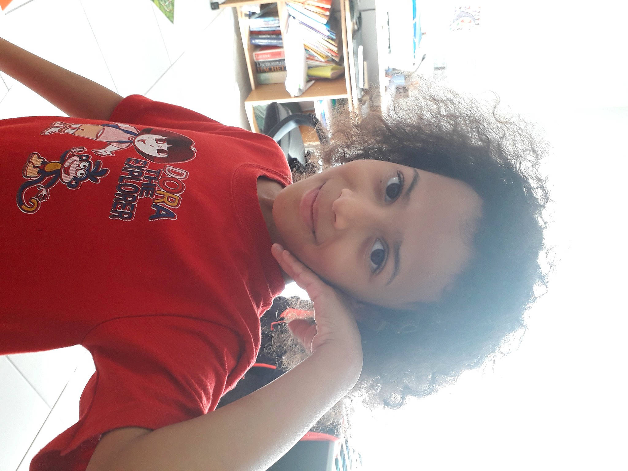 Élisa participe au concours pour gagner de l'argent avec cette photo : active_shirt, carmine, child, elbow, fun, happy, hat, joy, leisure, person, selfie, sky, sleeve, smile, t_shirt, toddler, tree, vacation, water