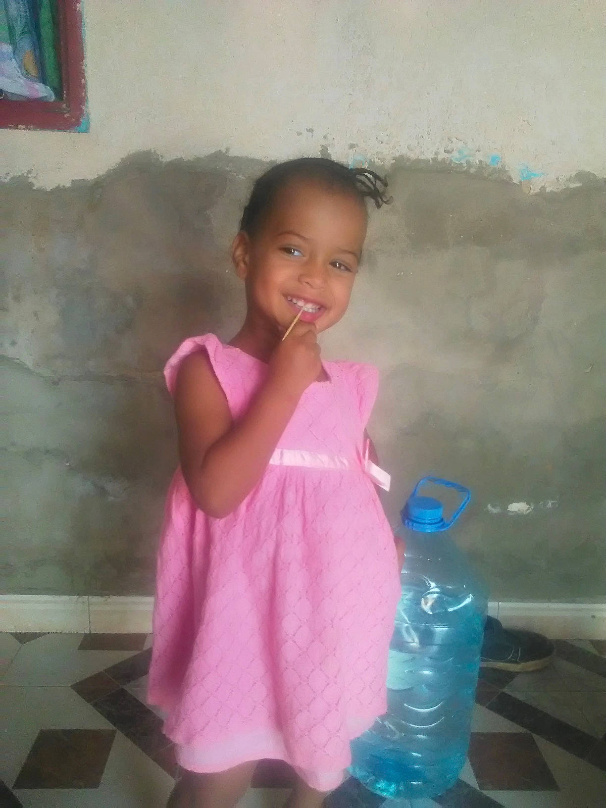 Élisa a rejoint le concours — aidez-le/la à gagner de superbes lots ! child, fun, joy, person, pink, shoulder, skin, smile, toddler, vacation, water