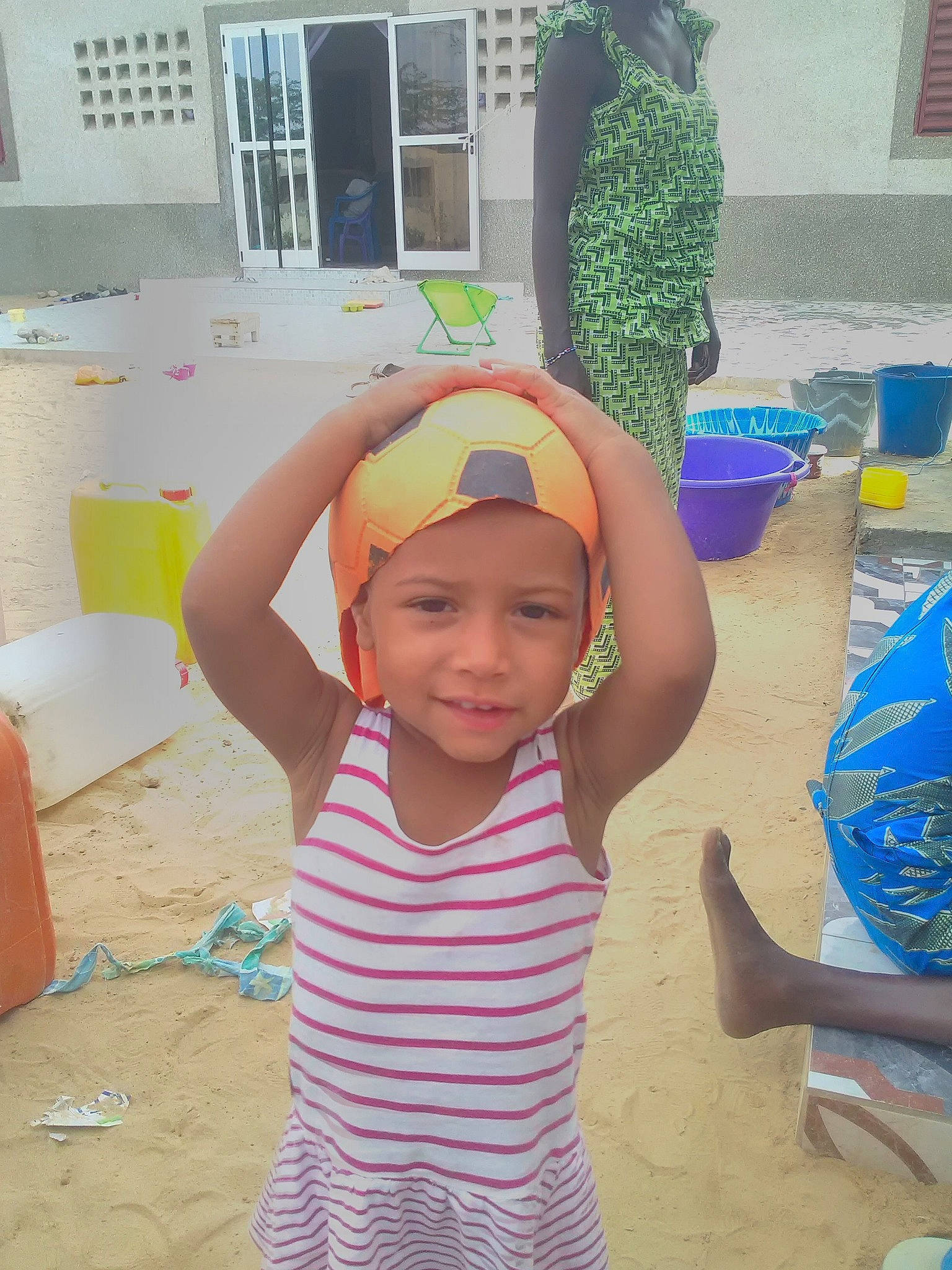 Élisa participe au concours pour gagner de l'argent avec cette photo : cap, child, day, fun, girl, hair_accessory, head, headgear, infant, leisure, person, play, summer, toddler, vacation