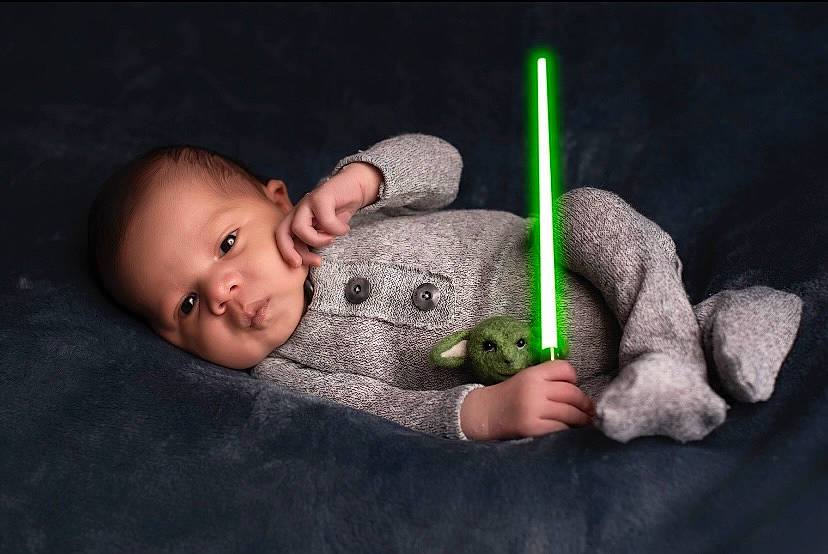 Issa a rejoint le concours — aidez-le/la à gagner de superbes lots ! baby, baby_toddler_clothing, cheek, child, comfort, darkness, eye, finger, flash_photography, flooring, fun, gesture, grass, grey, head, nose, person, sitting, sleeve, toddler