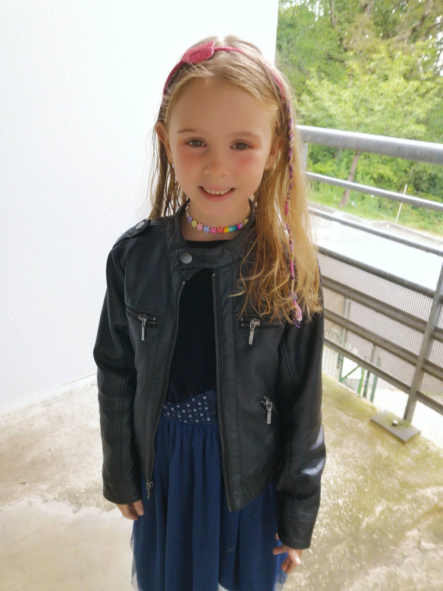 Elaia a rejoint le concours — aidez-le/la à gagner de superbes lots ! baby_toddler_clothing, brown_hair, child, face, fashion_accessory, fun, happy, iris, jacket, jewellery, joy, long_hair, neck, pattern, person, skin, sleeve, smile, toddler, travel