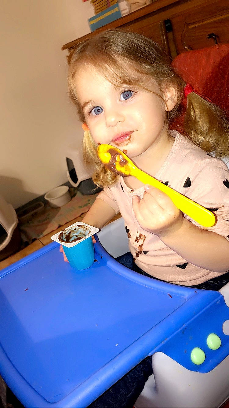 Azélie a rejoint le concours — aidez-le/la à gagner de superbes lots ! baby, biting, chair, child, comfort_food, eating, electric_blue, food, food_craving, fun, junk_food, mouth, person, plate, play, sitting, smile, t_shirt, table, tableware