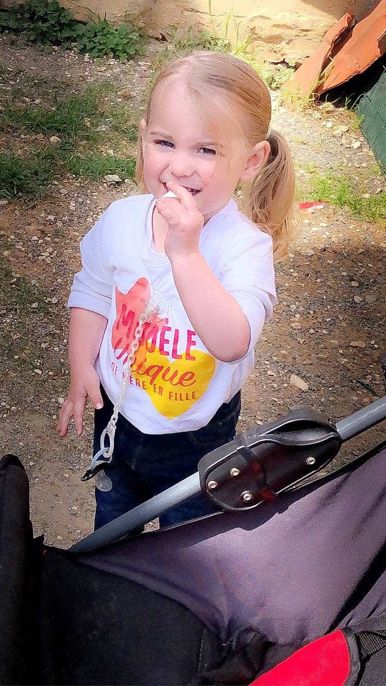 Azélie a rejoint le concours — aidez-le/la à gagner de superbes lots ! automotive_exterior, automotive_window_part, baby_toddler_clothing, bumper, cool, finger, fun, grass, hairstyle, happy, hood, joy, leisure, person, product, recreation, sitting, sleeve, t_shirt, toddler