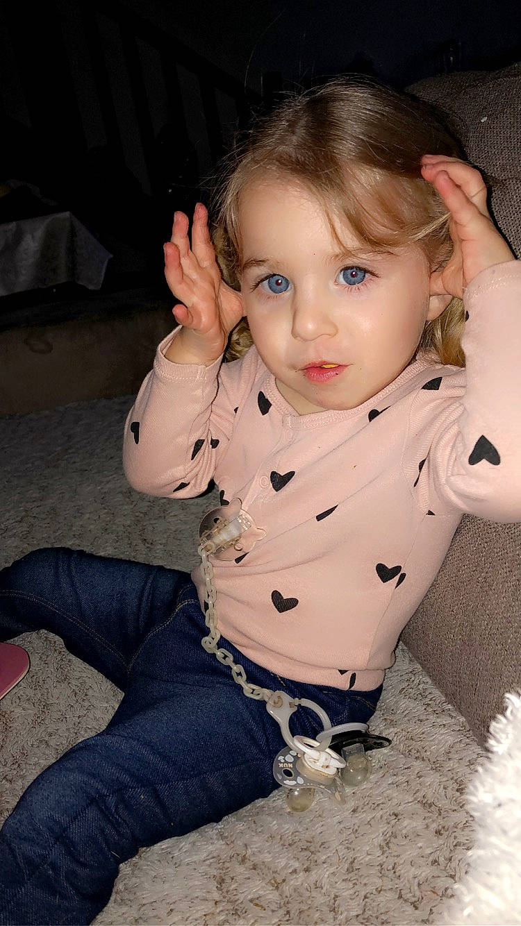 Azélie participe au concours pour gagner de l'argent avec cette photo : arm, baby_toddler_clothing, cheek, clothing, eye, finger, flash_photography, gesture, happy, human_body, iris, leg, lip, mouth, neck, nose, person, shoulder, skin, sleeve