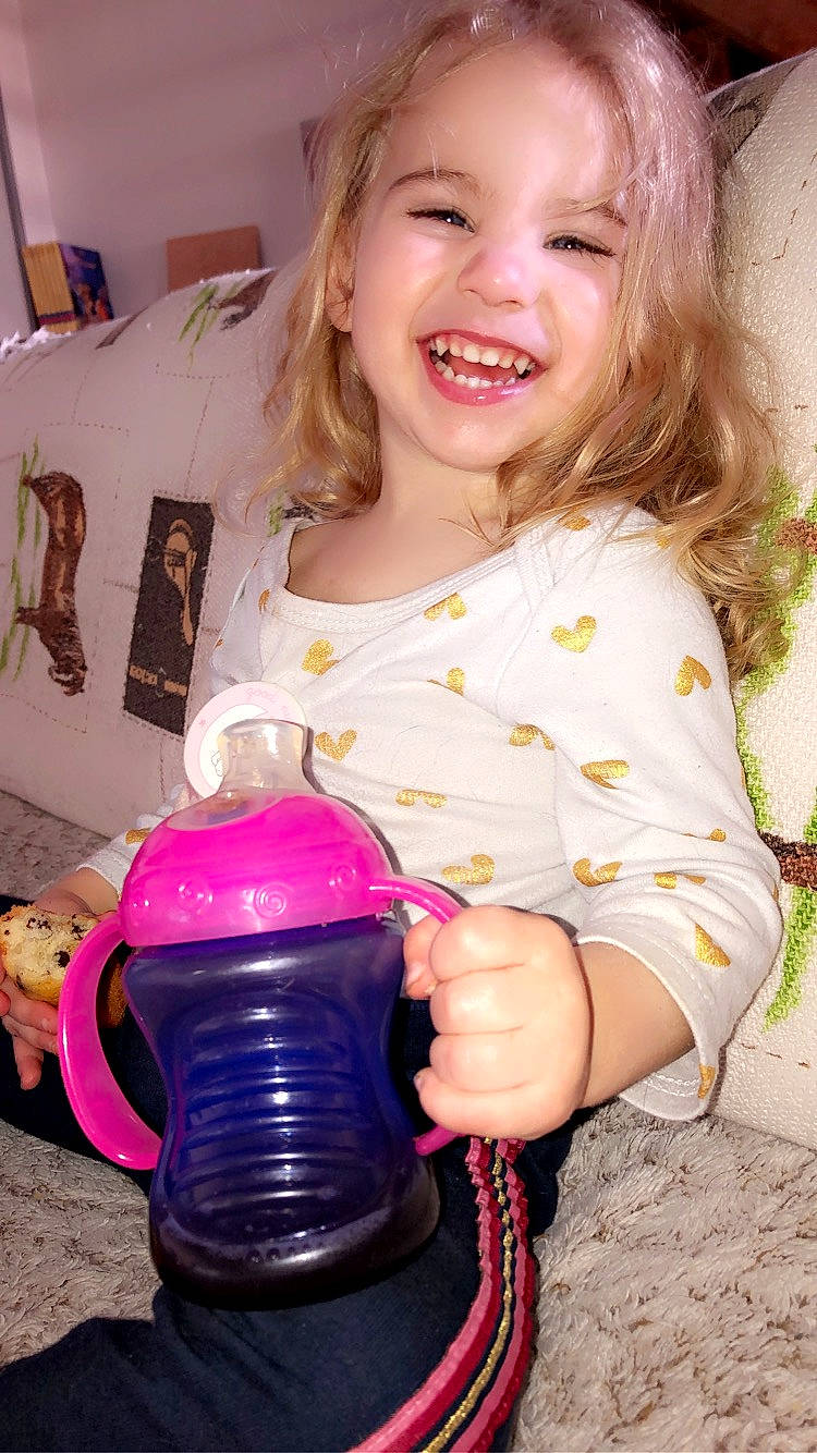 Azélie participe au concours pour gagner de l'argent avec cette photo : baby_toddler_clothing, beauty, blond, child, drinkware, event, fun, hairstyle, happy, joy, kettle, magenta, person, pink, product, purple, serveware, skin, smile, standing