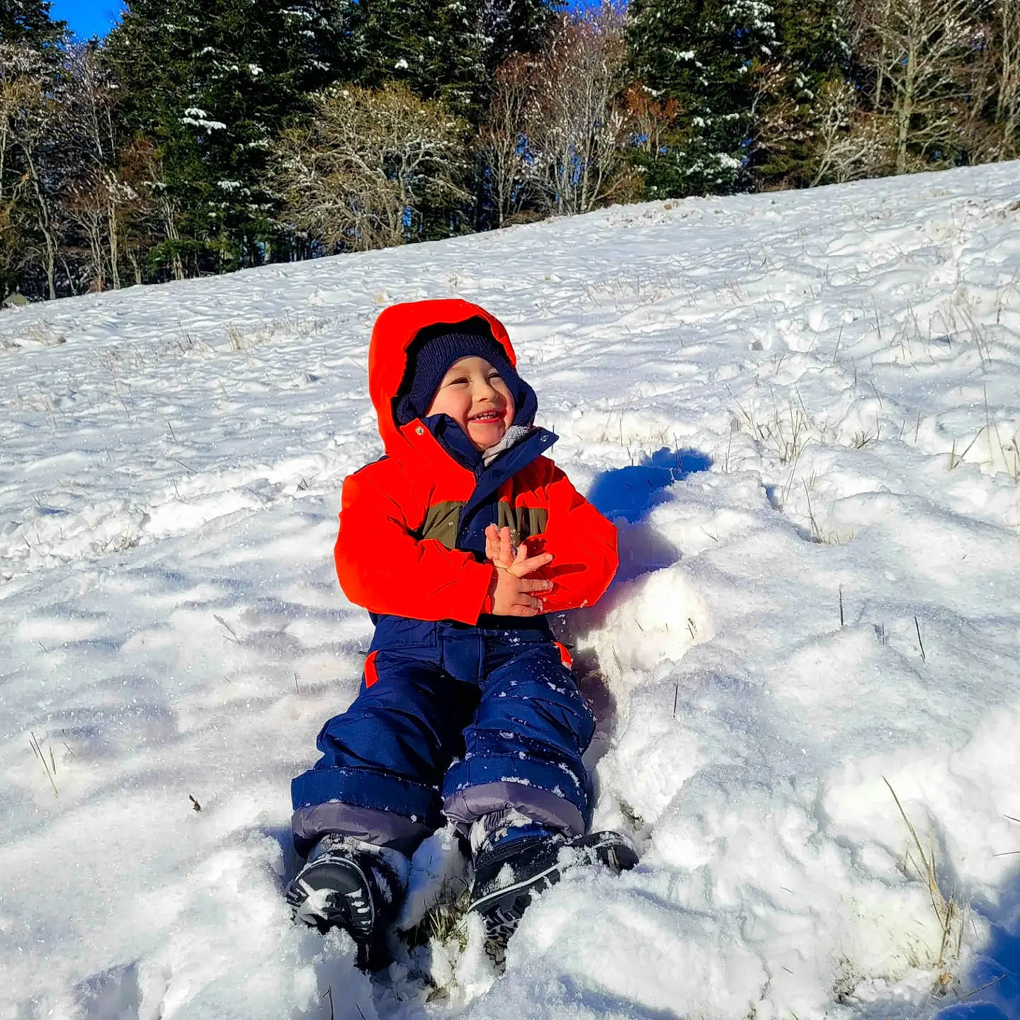 Bao participe au concours pour gagner de l'argent avec cette photo : boot, electric_blue, freezing, fun, geological_phenomenon, glacial_landform, glove, headwear, ice_cap, jacket, joy, leisure, people_in_nature, person, personal_protective_equipment, plant, recreation, slope, smile, snow