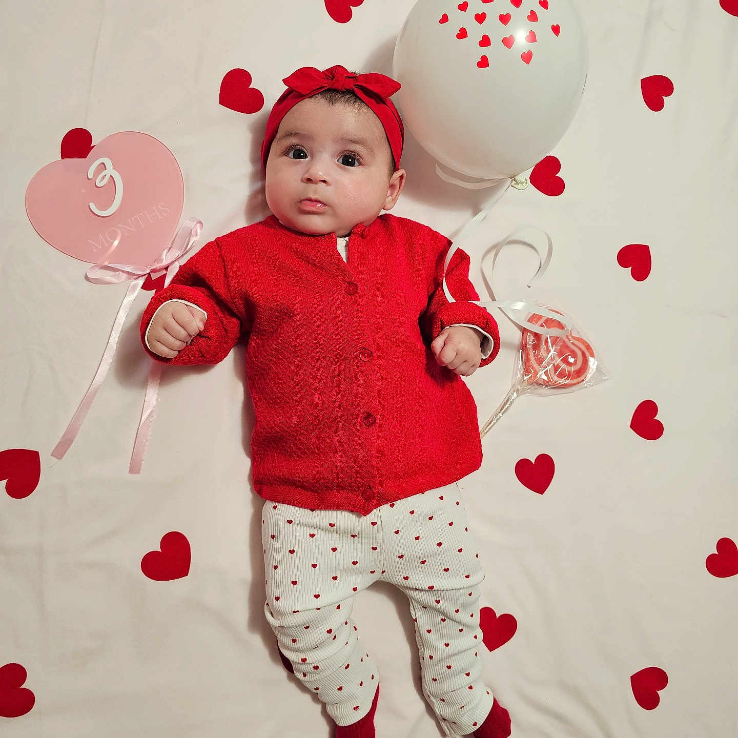 Layanah participe au concours pour gagner de l'argent avec cette photo : baby, balloon, blanket, celebration, cute, headband, infant, lollipop, lying_down, milestone_card, patterned_leggings, portrait, props, red_clothing, red_hearts, socks, sweater, three_months, valentine_theme, wide_eyes