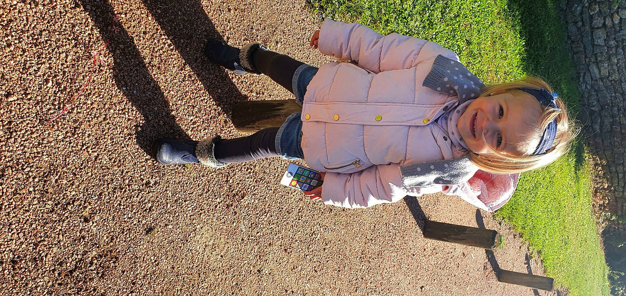 Lana a rejoint le concours — aidez-le/la à gagner de superbes lots ! asphalt, boot, child, finger, fun, gesture, grass, grass_family, human_leg, joy, knee, landscape, leisure, people_in_nature, person, recreation, road_surface, sitting, soil, sunlight