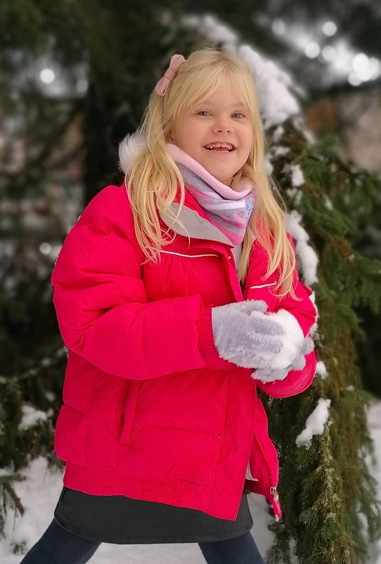 Kelly a rejoint le concours — aidez-le/la à gagner de superbes lots ! blond, event, freezing, fun, fur, fur_clothing, glove, grass, hair, happy, jacket, joy, long_hair, person, pink, plant, sleeve, smile, snow, street_fashion