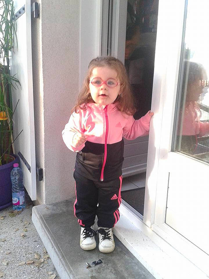 Kassandra a rejoint le concours — aidez-le/la à gagner de superbes lots ! arm, child, day, footwear, fun, girl, health_beauty, jeans, joint, leg, leggings, outerwear, person, pink, product, shoe, shoulder, standing, textile, toddler