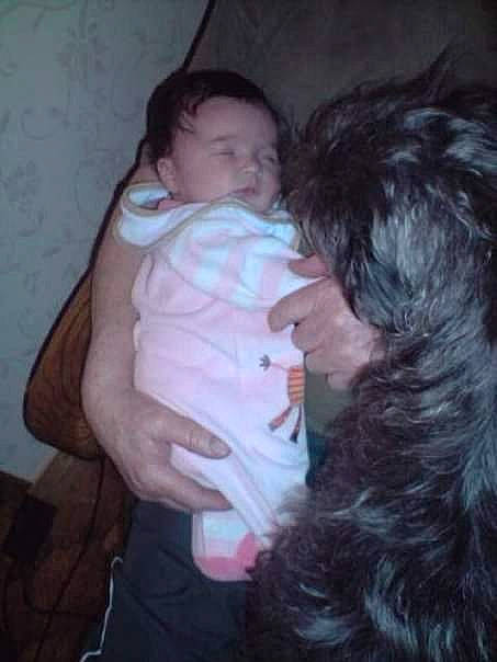 Chipy participe au concours pour gagner de l'argent avec cette photo : abdomen, baby, beard, cheek, child, comfort, fun, fur, gesture, happy, hug, lap, love, mammal, mouth, nose, sitting, thumb, toddler, tree