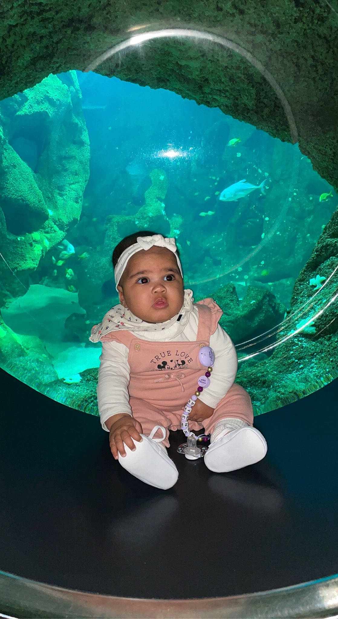 Ayenna a rejoint le concours — aidez-le/la à gagner de superbes lots ! aquarium, azure, baby, baby_toddler_clothing, cap, child, electric_blue, flash_photography, fun, happy, hat, headwear, leisure, organism, people_in_nature, person, recreation, t_shirt, toddler, underwater