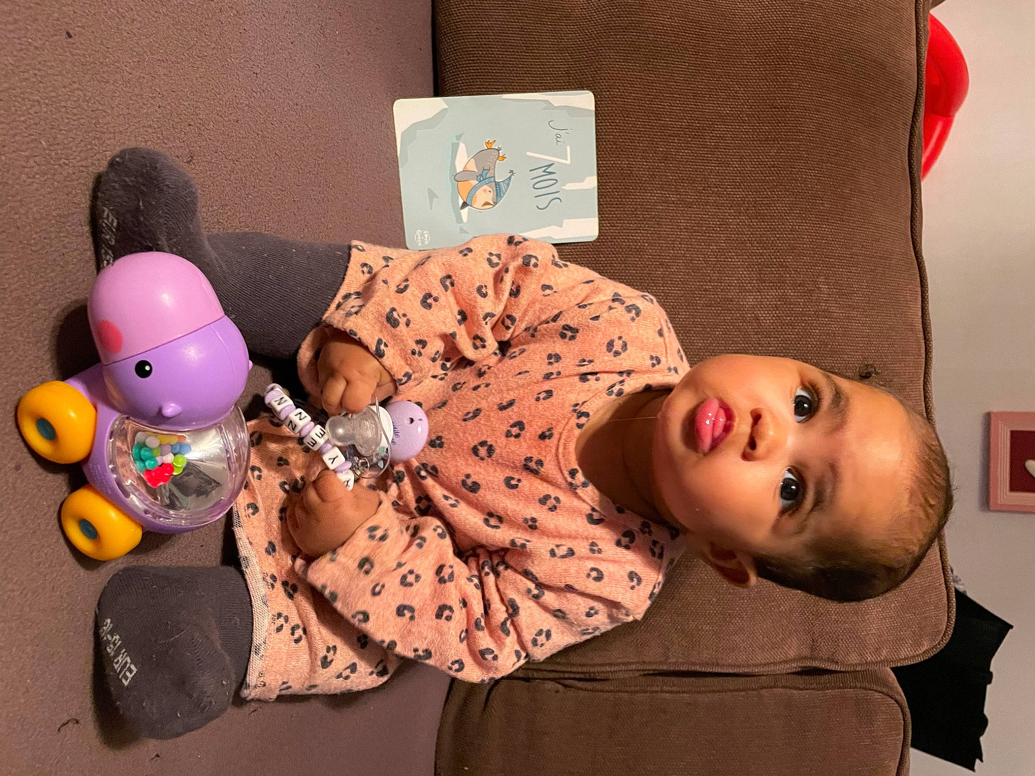 Ayenna a rejoint le concours — aidez-le/la à gagner de superbes lots ! baby, baby_toddler_clothing, child, comfort, flash_photography, flooring, fun, happy, hat, headgear, joint, person, play, room, sitting, smile, stuffed_toy, textile, toddler, toy