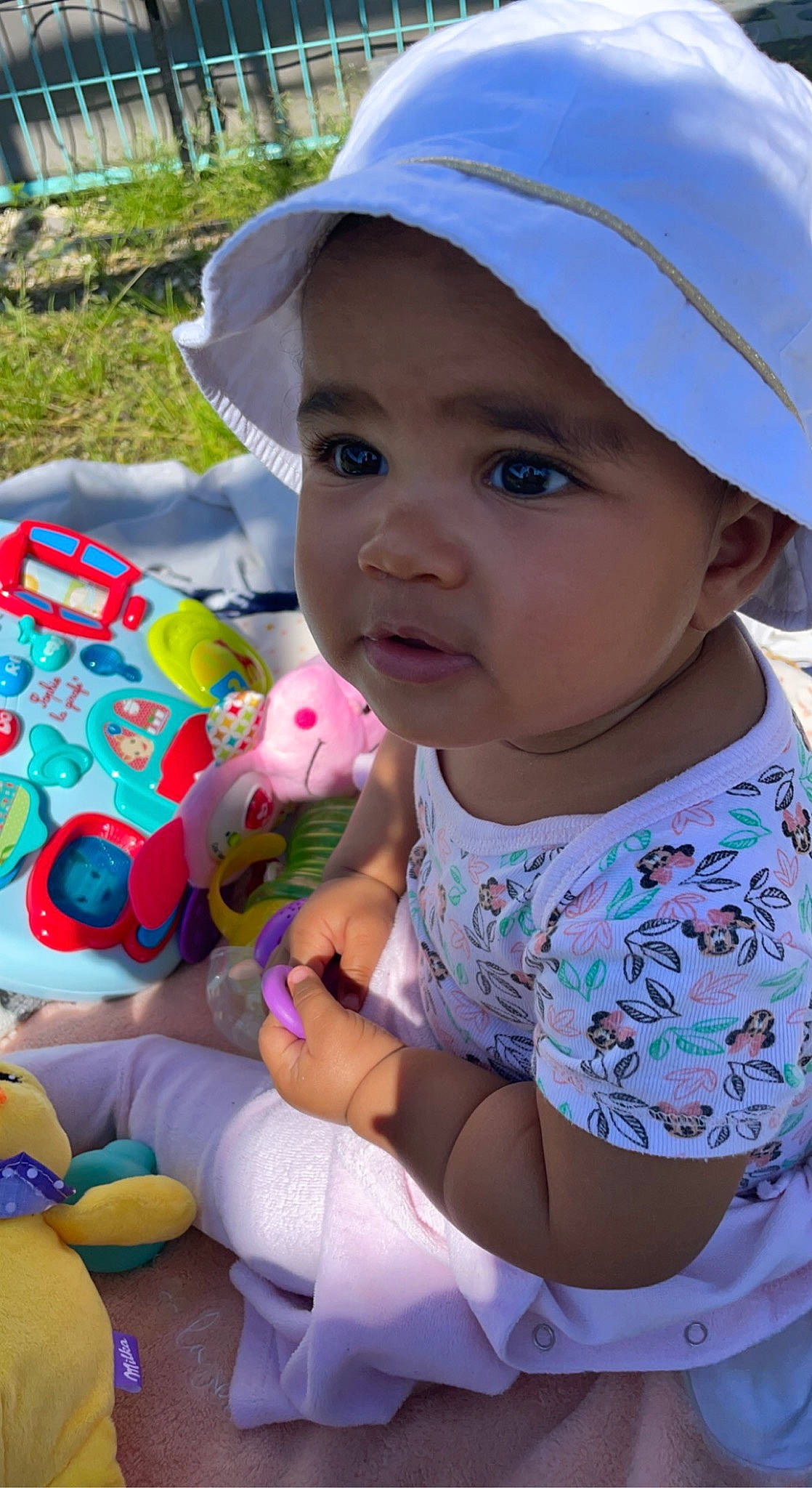 Ayenna a rejoint le concours — aidez-le/la à gagner de superbes lots ! baby, baby_toddler_clothing, baseball_cap, cap, child, face, facial_expression, fun, happy, hat, headwear, leisure, mouth, person, photograph, pink, recreation, skin, snapshot, summer