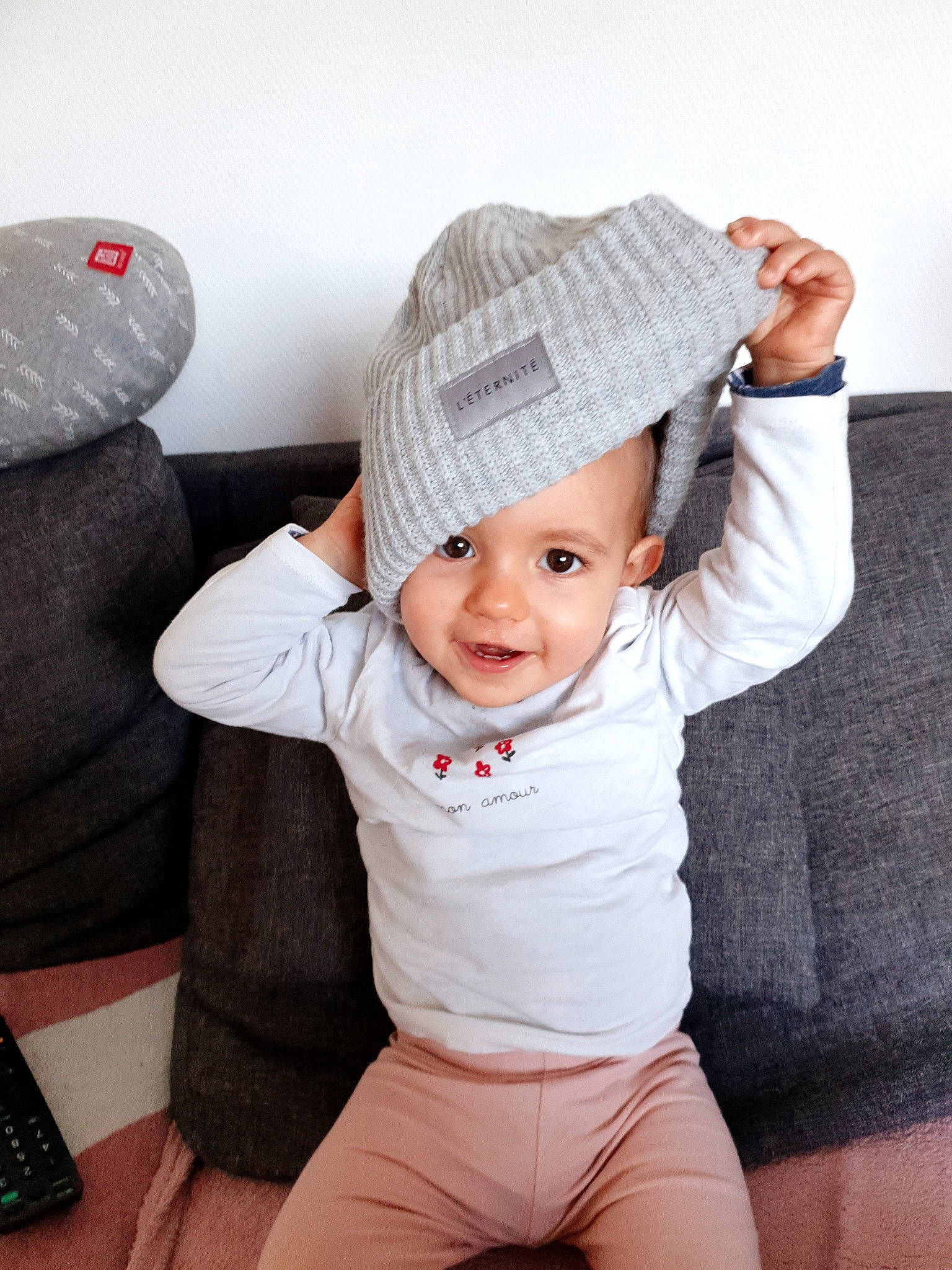Camélia a rejoint le concours — aidez-le/la à gagner de superbes lots ! baby, baby_toddler_clothing, baseball_cap, cap, child, computer_keyboard, cool, fashion_accessory, flash_photography, fun, happy, headgear, headwear, input_device, knit_cap, office_equipment, person, remote_control, sleeve, smile