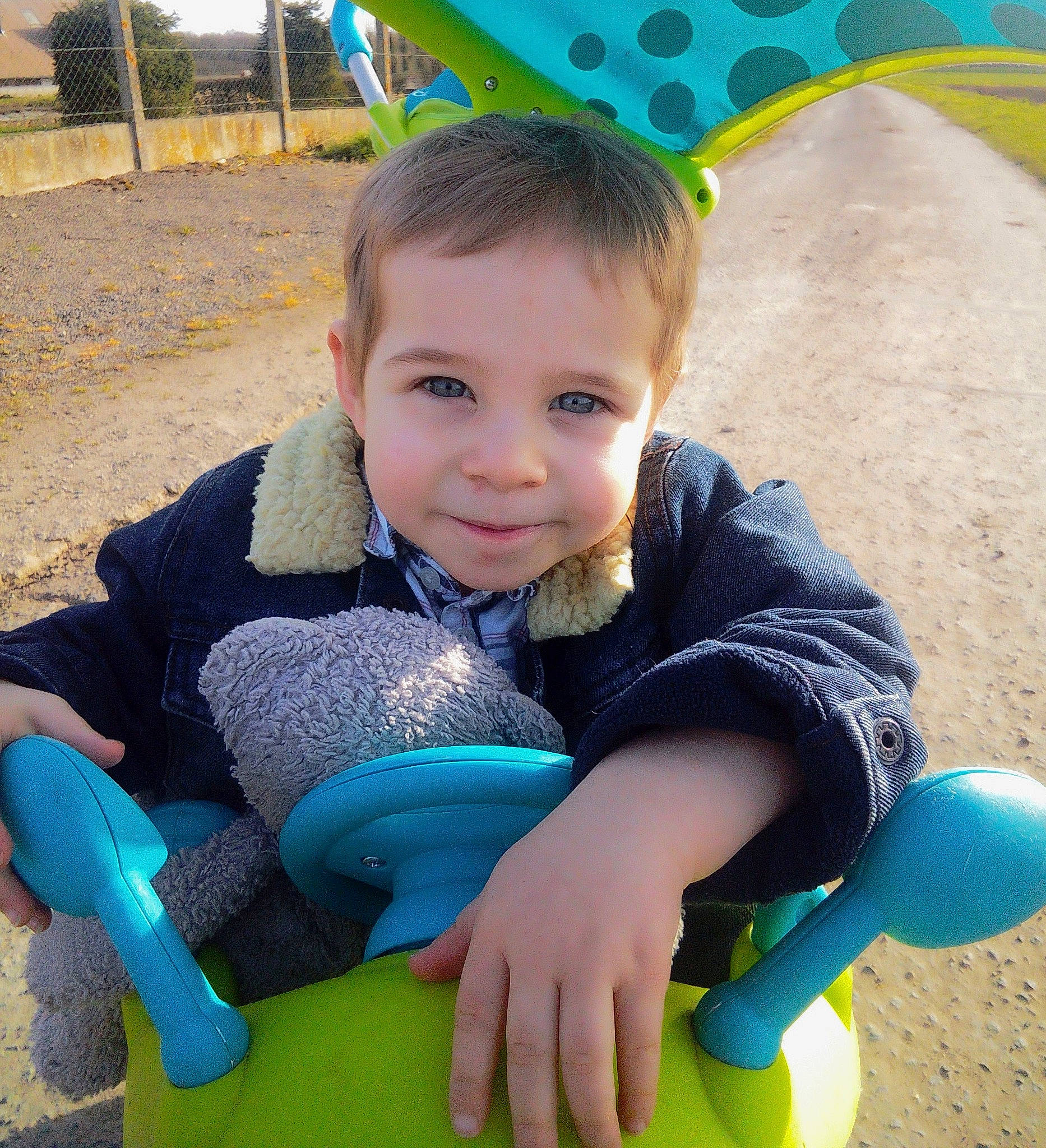 Maxence a rejoint le concours — aidez-le/la à gagner de superbes lots ! azure, baby_toddler_clothing, child, city, electric_blue, facial_expression, fun, grass, green, happy, joy, leisure, person, photograph, product, recreation, skin, smile, sneakers, toddler