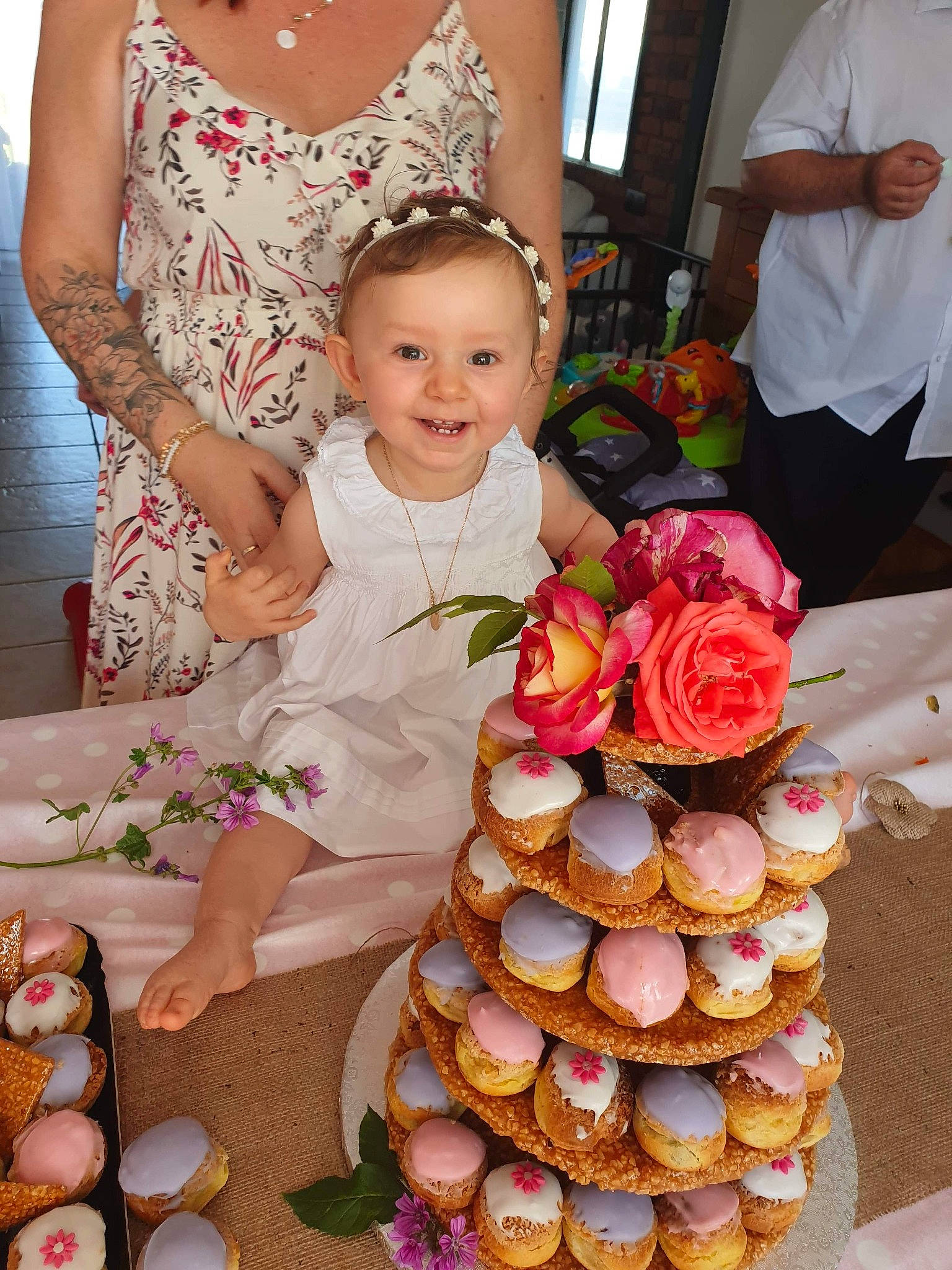 Bérénice a rejoint le concours — aidez-le/la à gagner de superbes lots ! baked_goods, buttercream, cake, cake_decorating, child, dessert, event, fondant, food, icing, joy, peach, person, sugar_paste, sweetness, toddler, wedding_ceremony_supply