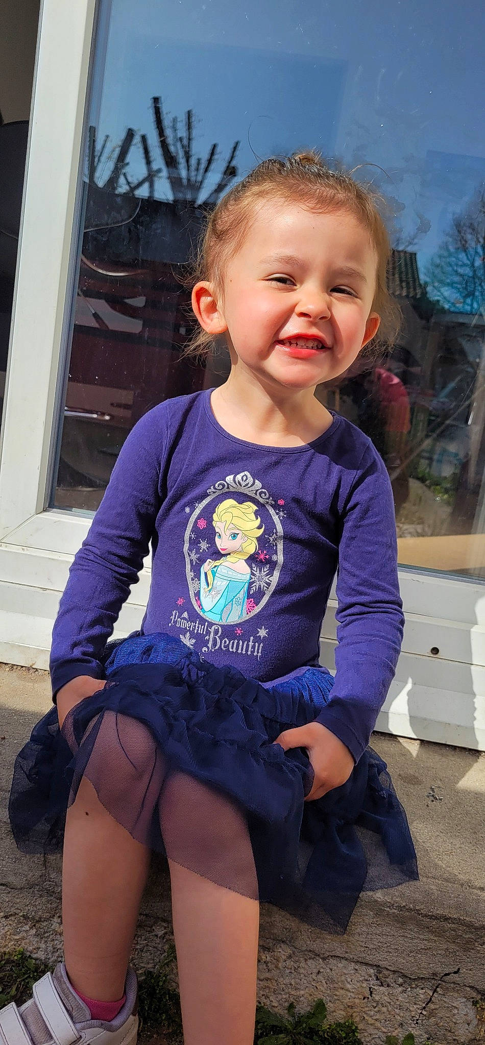 Noëlia participe au concours pour gagner de l'argent avec cette photo : baby_toddler_clothing, cool, electric_blue, face, hair, hairstyle, happy, head, iris, lip, neck, outerwear, person, pink, skin, sleeve, smile, standing, t_shirt, toddler