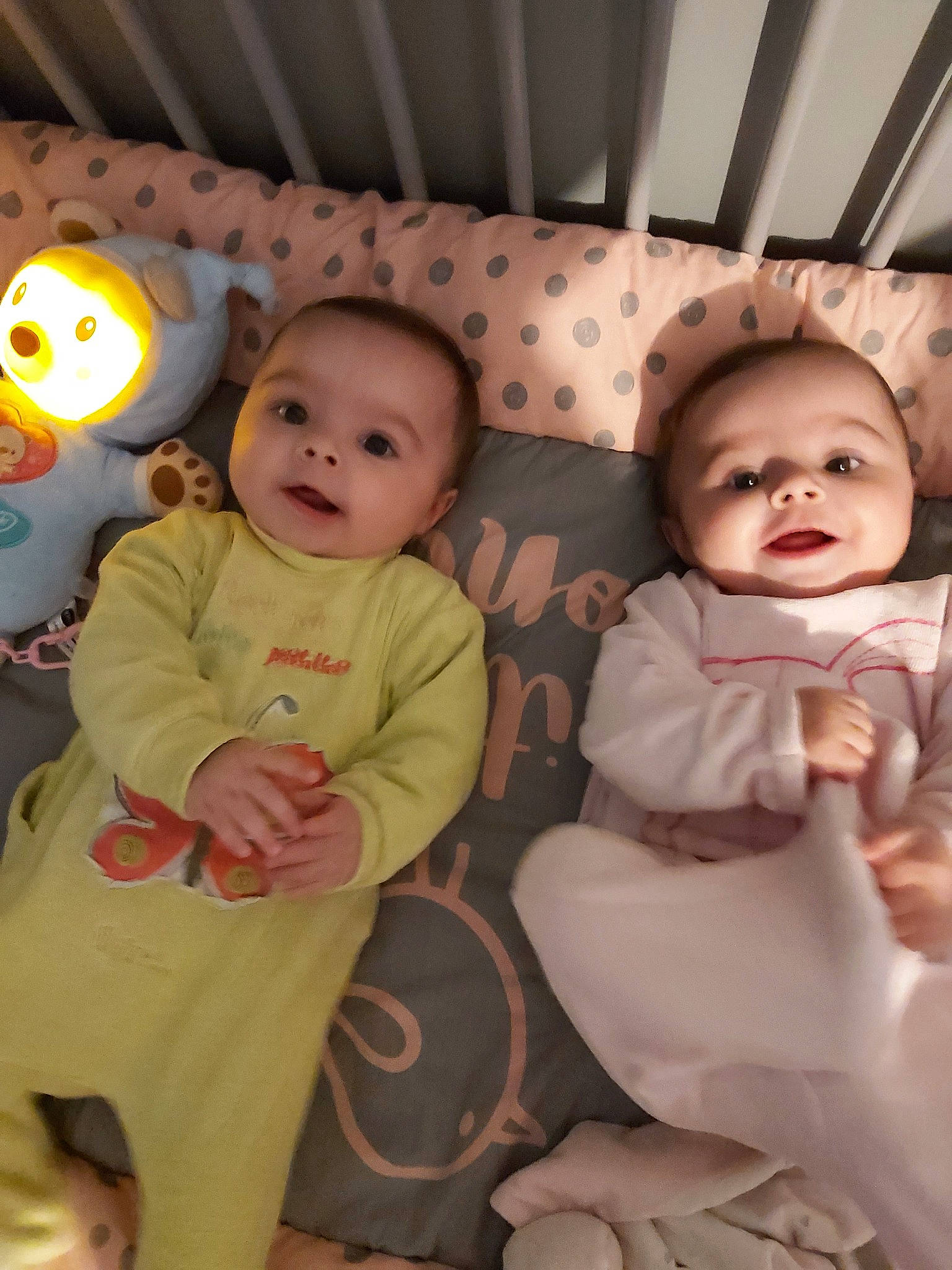 Kelya Et Elyna participe au concours pour gagner de l'argent avec cette photo : baby, cheek, child, eye, face, family, happy, head, iris, people, person, product, room, sibling, skin, smile, toddler, yellow