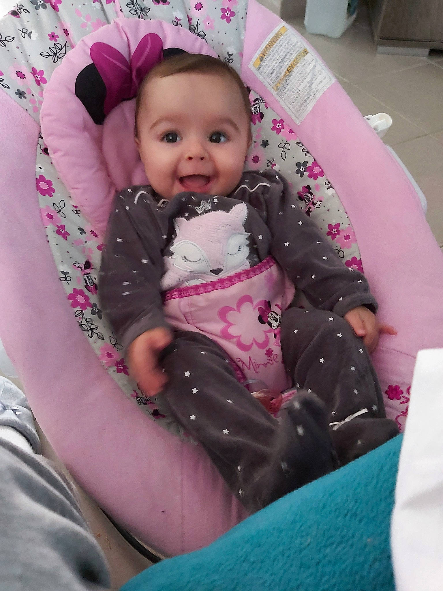 Kelya Et Elyna participe au concours pour gagner de l'argent avec cette photo : baby, baby_products, beauty, car_seat, cheek, child, daughter, eye, head, iris, person, pink, product, skin, smile, toddler