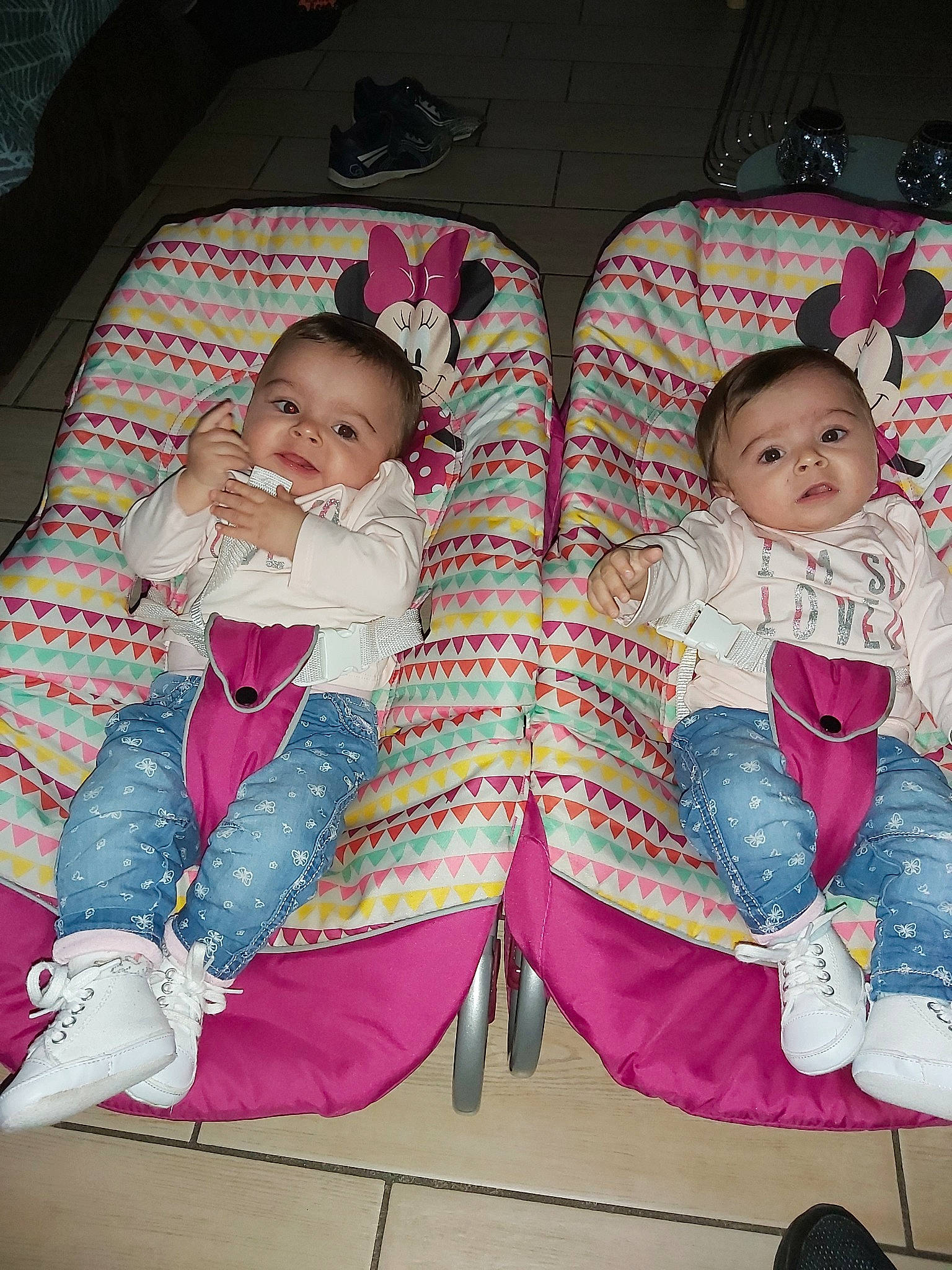 Kelya Et Elyna participe au concours pour gagner de l'argent avec cette photo : baby, cheek, child, daughter, family, fun, jeans, people, person, pink, sibling, skin, smile, textile, toddler