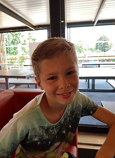 Brian a rejoint le concours — aidez-le/la à gagner de superbes lots ! arm, child, ear, fun, joy, person, skin, smile, toddler, vacation