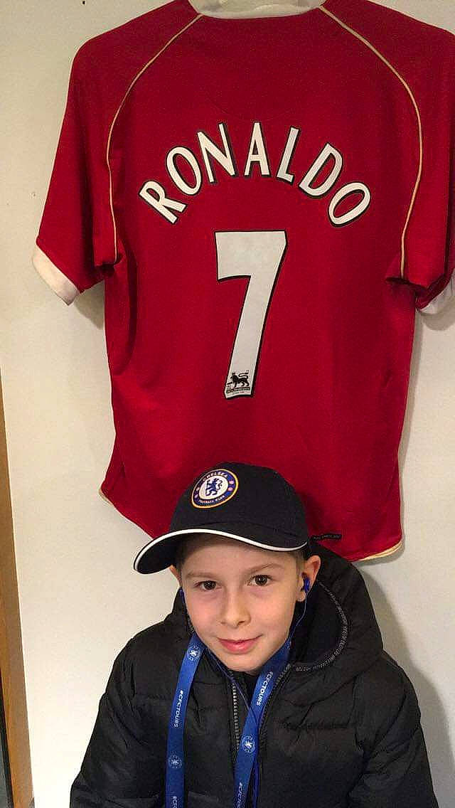 Brian a rejoint le concours — aidez-le/la à gagner de superbes lots ! baseball_uniform, clothing, football_fan_accessory, headwear, jersey, number, person, red, sleeve, sports_jersey, sports_uniform, sportswear, t_shirt, top, uniform