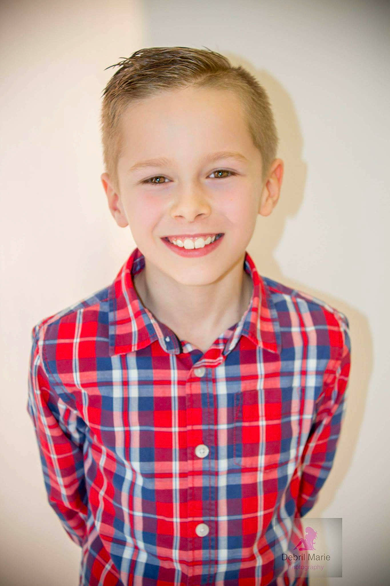 Brian a rejoint le concours — aidez-le/la à gagner de superbes lots ! cheek, child, child_model, chin, design, face, forehead, head, joy, male, pattern, people, person, photo_shoot, photography, plaid, portrait, portrait_photography, red, smile