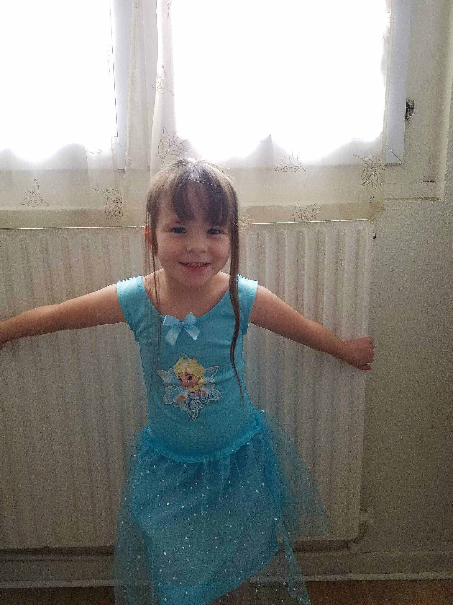 Maeva a rejoint le concours — aidez-le/la à gagner de superbes lots ! arm, child, dress, happy, joy, person, room, shoulder, skin, smile, standing, toddler