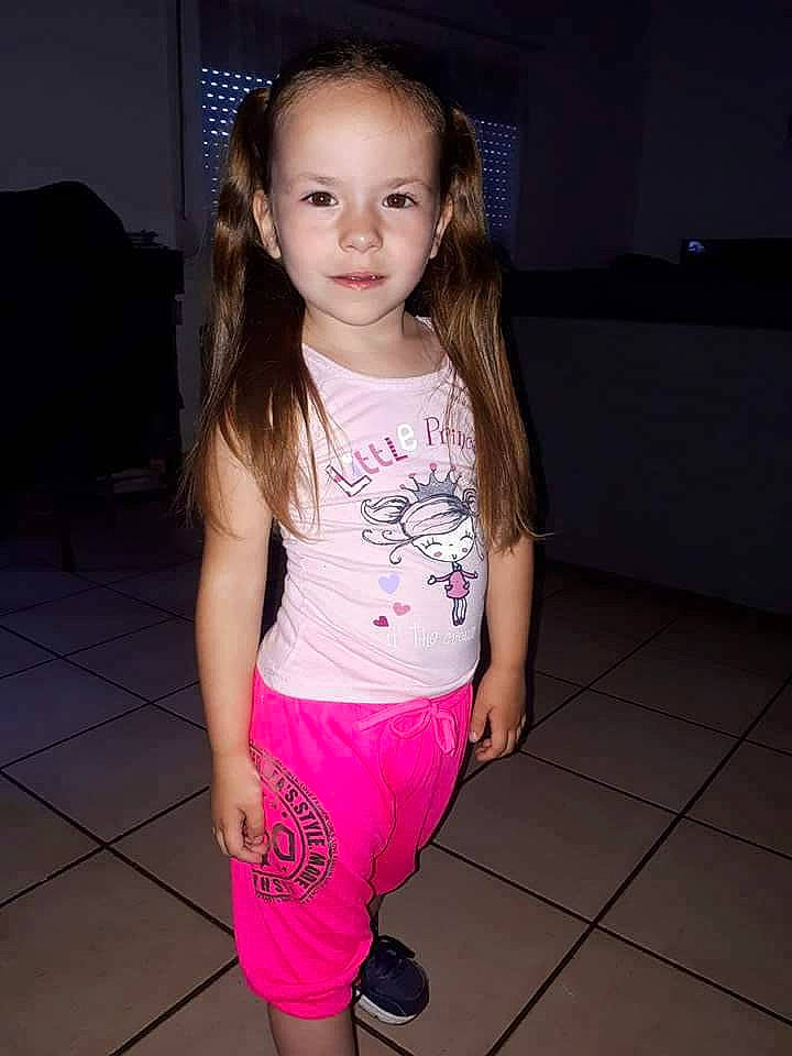 Maeva a rejoint le concours — aidez-le/la à gagner de superbes lots ! child, child_model, fun, long_hair, person, pink, smile, standing, style, t_shirt, toddler