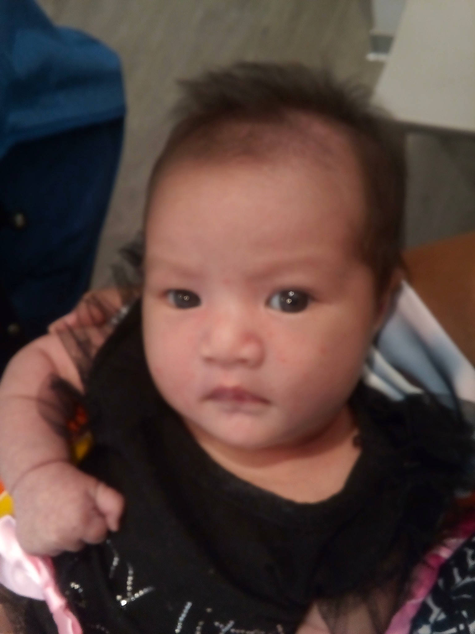 Vaianuanua a rejoint le concours — aidez-le/la à gagner de superbes lots ! baby, baby_toddler_clothing, cheek, child, ear, eyelash, finger, forehead, fun, hair, happy, head, iris, lip, mouth, nose, person, sitting, skin, thumb