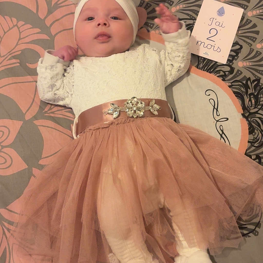 Ynalia a rejoint le concours — aidez-le/la à gagner de superbes lots ! adorable, baby, baby_accessories, baby_clothes, blanket, card, child, cute, headband, indoor, infant, lying_down, newborn, patterned_blanket, pink_skirt, portrait, slippers, tutu_skirt, two_months, white_clothing