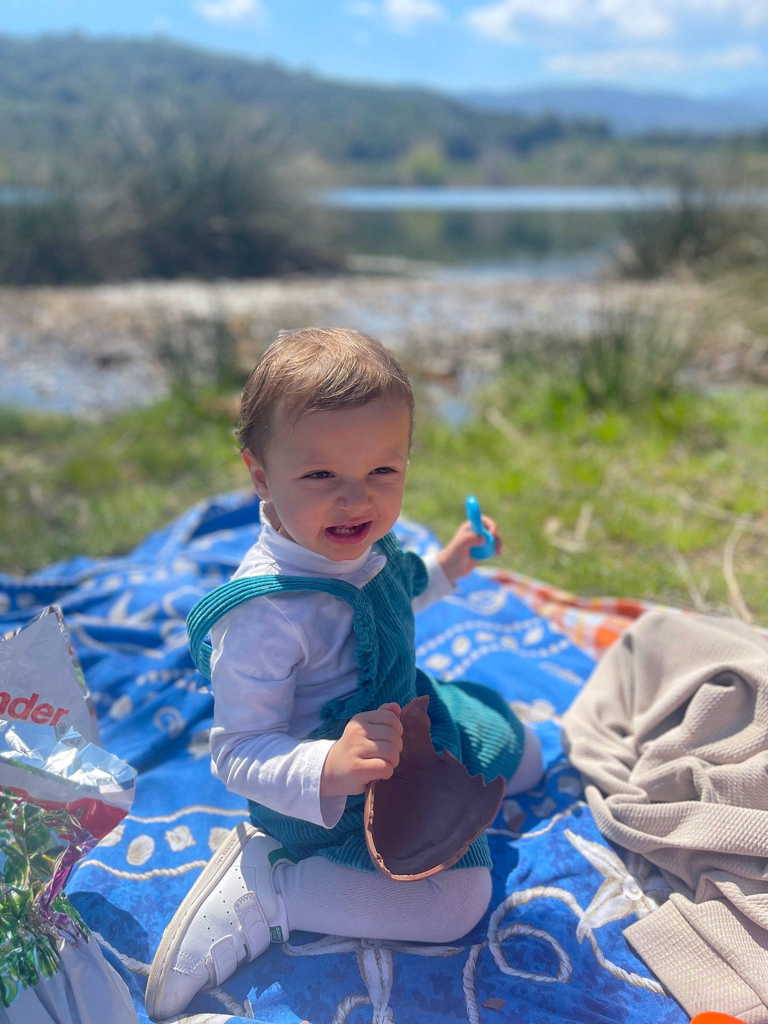 Ghjulia a rejoint le concours — aidez-le/la à gagner de superbes lots ! baby, child, cloud, electric_blue, event, fun, grass, grass_family, grassland, happy, landscape, leisure, people_in_nature, person, plant, recreation, sitting, sky, toddler, travel