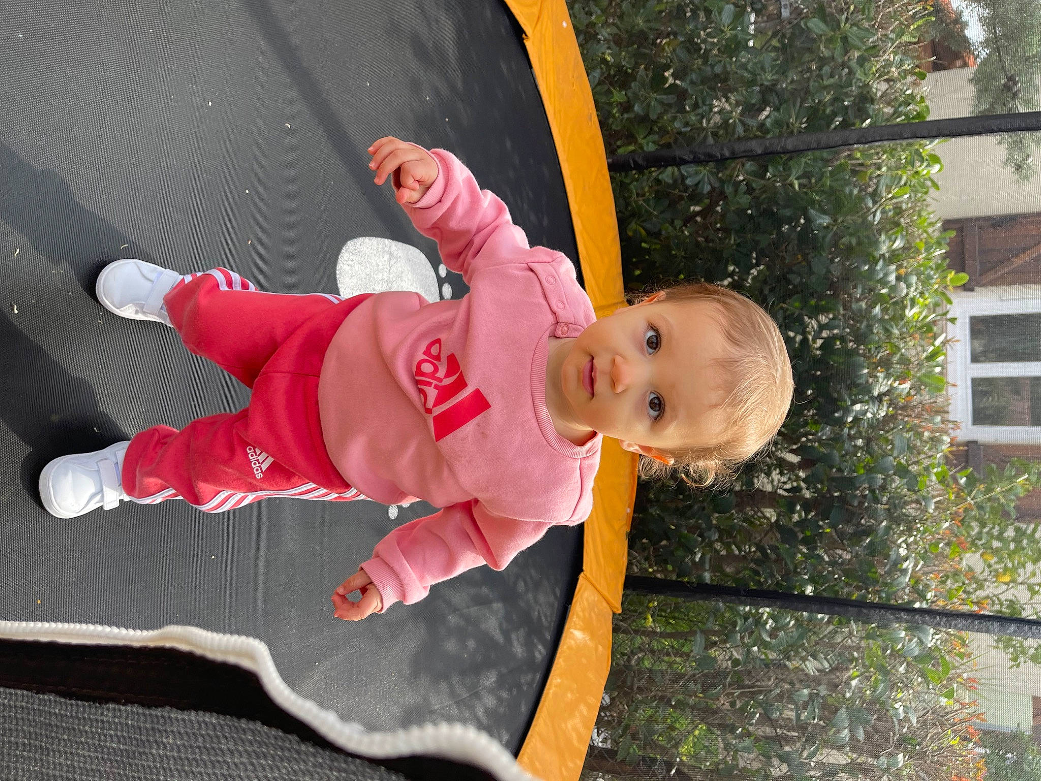 Ghjulia a rejoint le concours — aidez-le/la à gagner de superbes lots ! baby, baby_toddler_clothing, carmine, child, fun, grass, happy, hat, leisure, person, plant, smile, toddler, tree, walking_shoe, window