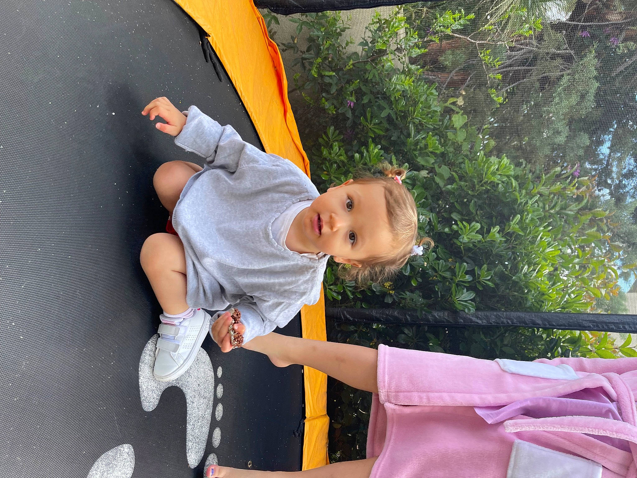 Ghjulia participe au concours pour gagner de l'argent avec cette photo : baby, baby_products, baby_toddler_clothing, child, elbow, fun, gesture, grass, happy, leisure, outdoor_play_equipment, person, plant, play, recreation, sitting, swing, t_shirt, toddler, tree