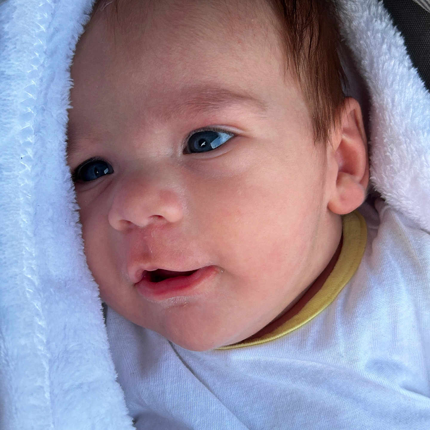 Elior a rejoint le concours — aidez-le/la à gagner de superbes lots ! baby, blue_eyes, child, close_up, cute, ear, expression, face, head, infant, mouth, newborn, portrait, skin, soft, towel, warm, white_clothing, wrapped, young