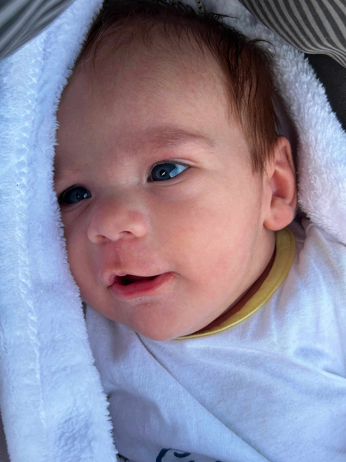 Elior a rejoint le concours — aidez-le/la à gagner de superbes lots ! baby, blue_eyes, child, close_up, cute, ear, expression, face, head, infant, mouth, newborn, portrait, skin, soft, towel, warm, white_clothing, wrapped, young