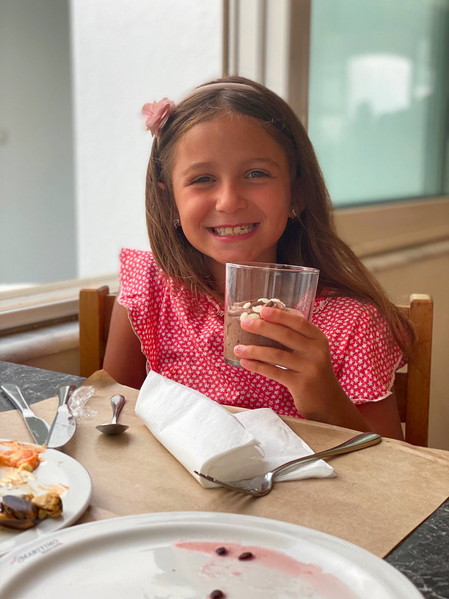 Livia a rejoint le concours — aidez-le/la à gagner de superbes lots ! chair, cooking, cuisine, cup, dishware, drinkware, event, food, happy, ingredient, joy, kitchen_utensil, person, plate, recipe, serveware, smile, spoon, t_shirt, table